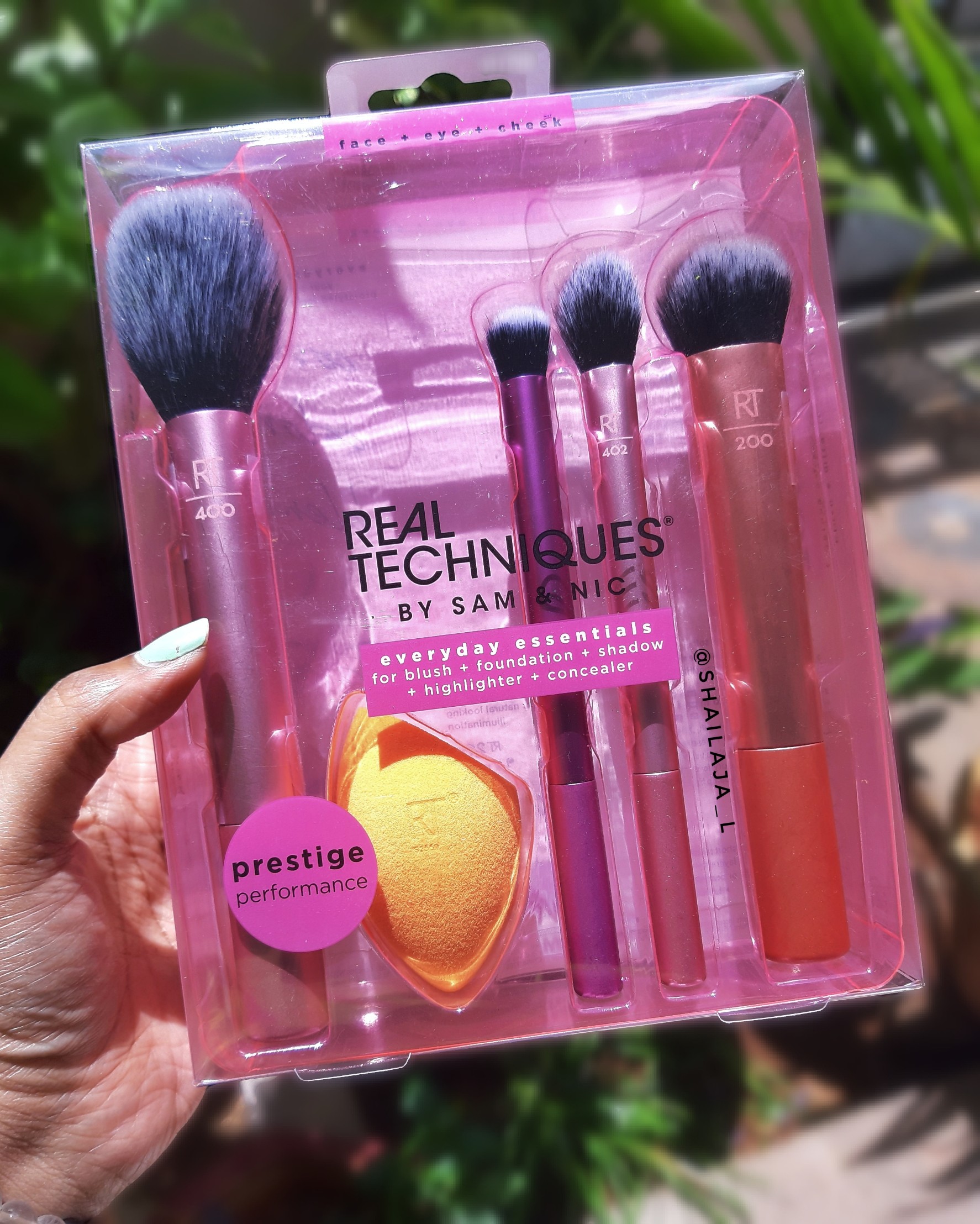 REAL TECHNIQUES EVERYDAY ESSENTIALS MAKEUP BRUSH SET, Review